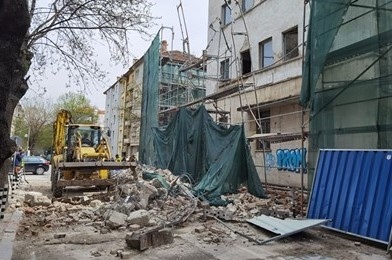 Строителната фирма, която днес предизвика падането на фасада на сграда